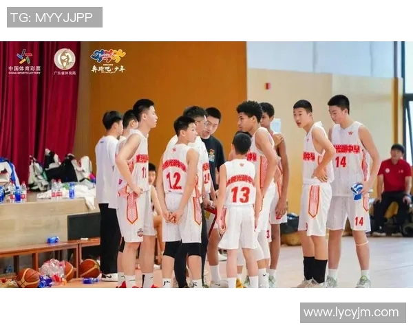 山东男篮与广东篮球激战正酣谁将赢得这场巅峰对决的荣耀